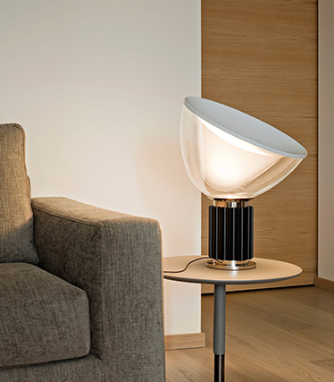 Lampe contemporaine diffusant une lumière douce près d’un canapé moderne