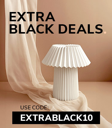 Image promotionnelle pour les Extra Black Deals avec une lampe de table blanche plissée sur un fond en tissu beige et le code de réduction “EXTRABLACK10