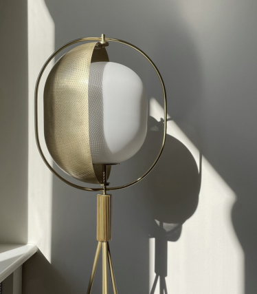 Lampadaire sculptural 101 Copenhagen avec détails en laiton et jeu de lumière atmosphérique.