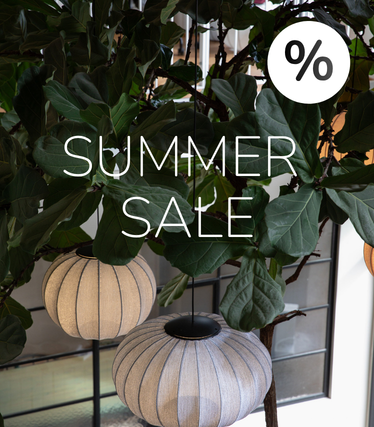 Suspensions en tissu devant une verdure luxuriante avec mention Summer Sale.